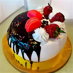 Macaron Elegance Cake
