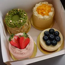 Cakelets in a Box
