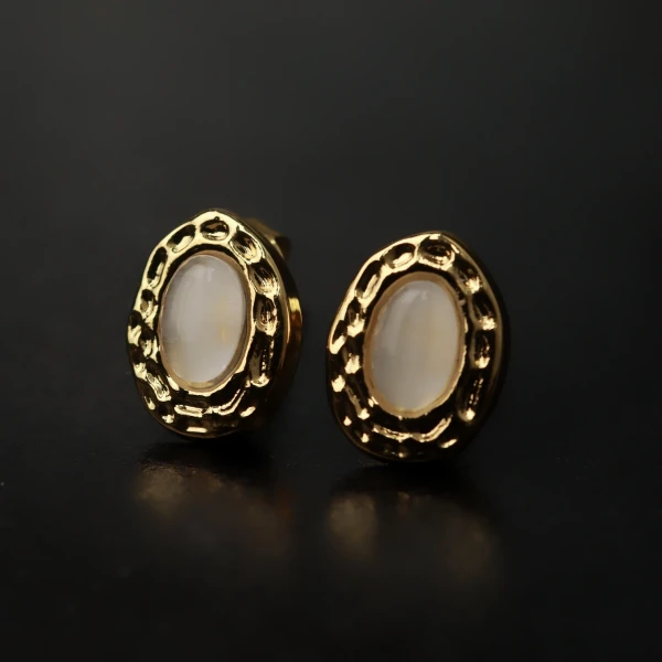 Amira Oval Pearl Stud Earrings - Standard