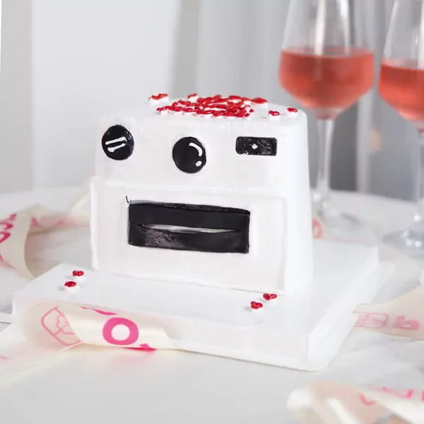 Polaroid Pulling Cake - Chocolate