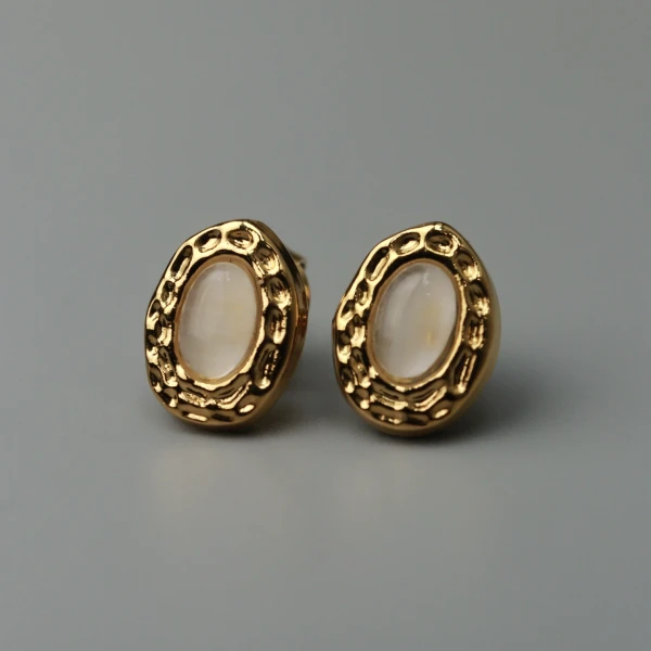 Amira Oval Pearl Stud Earrings - Standard