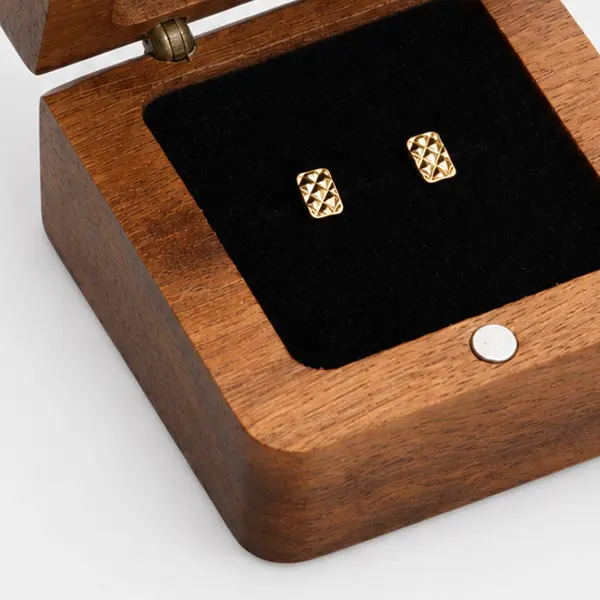 Waffle Stud Earring (18k Saudi Gold) 3