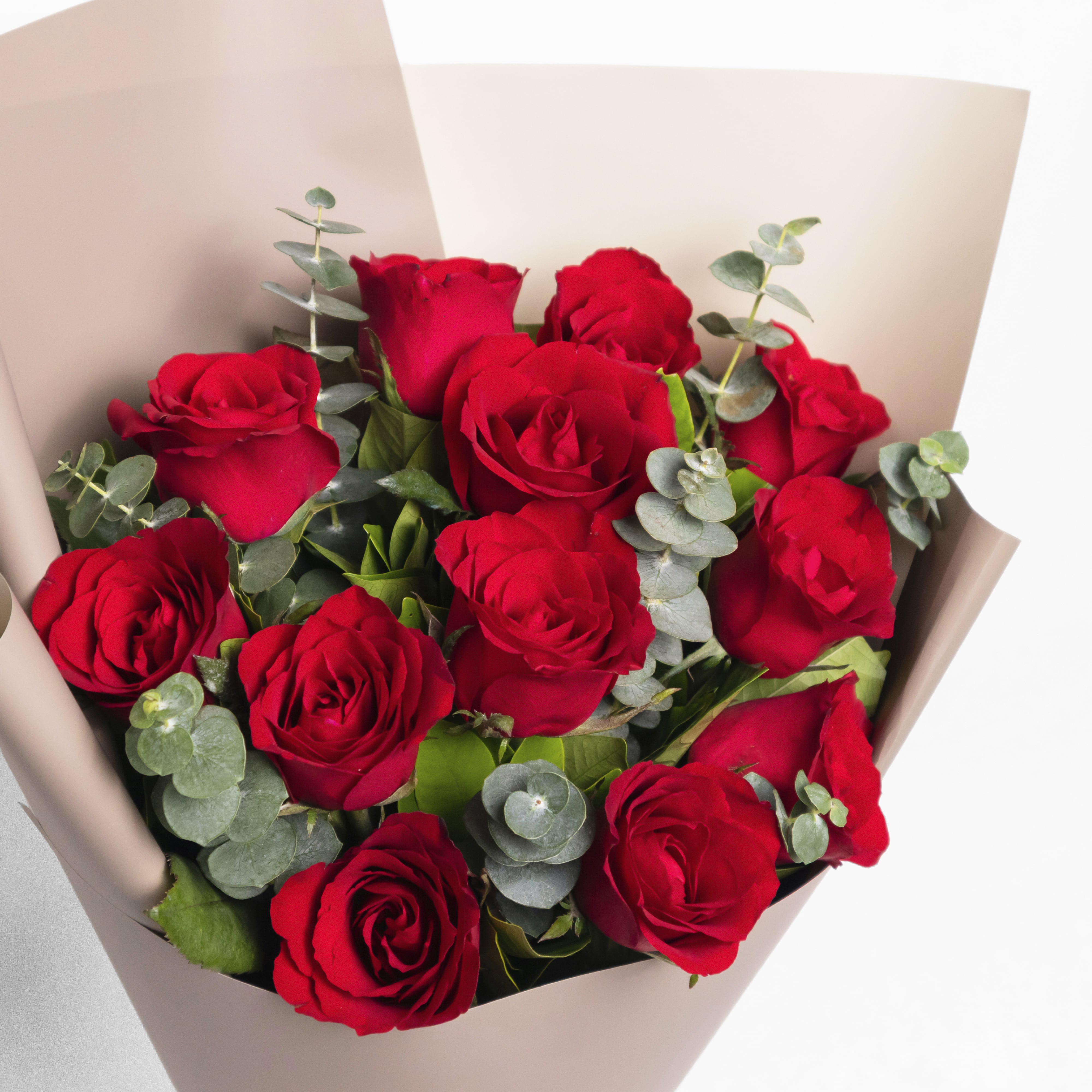 This bouquet consists of 12 red roses, complemented by rosal and eucalyptus leaves.