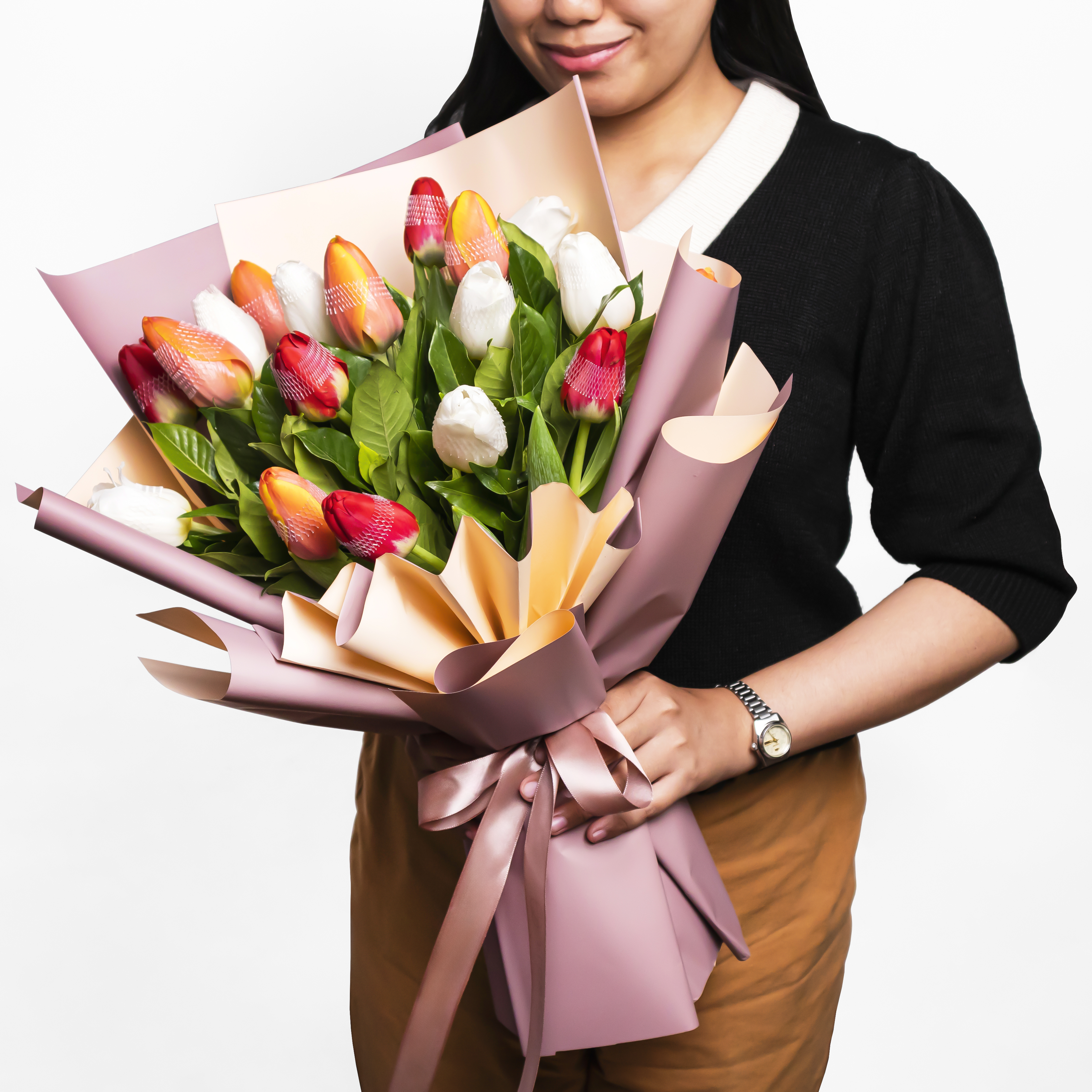 Romantic Sunset consists of 7 stems of white tulips, 7 stems of red tulips, and 6 stems of red-orange tulips.