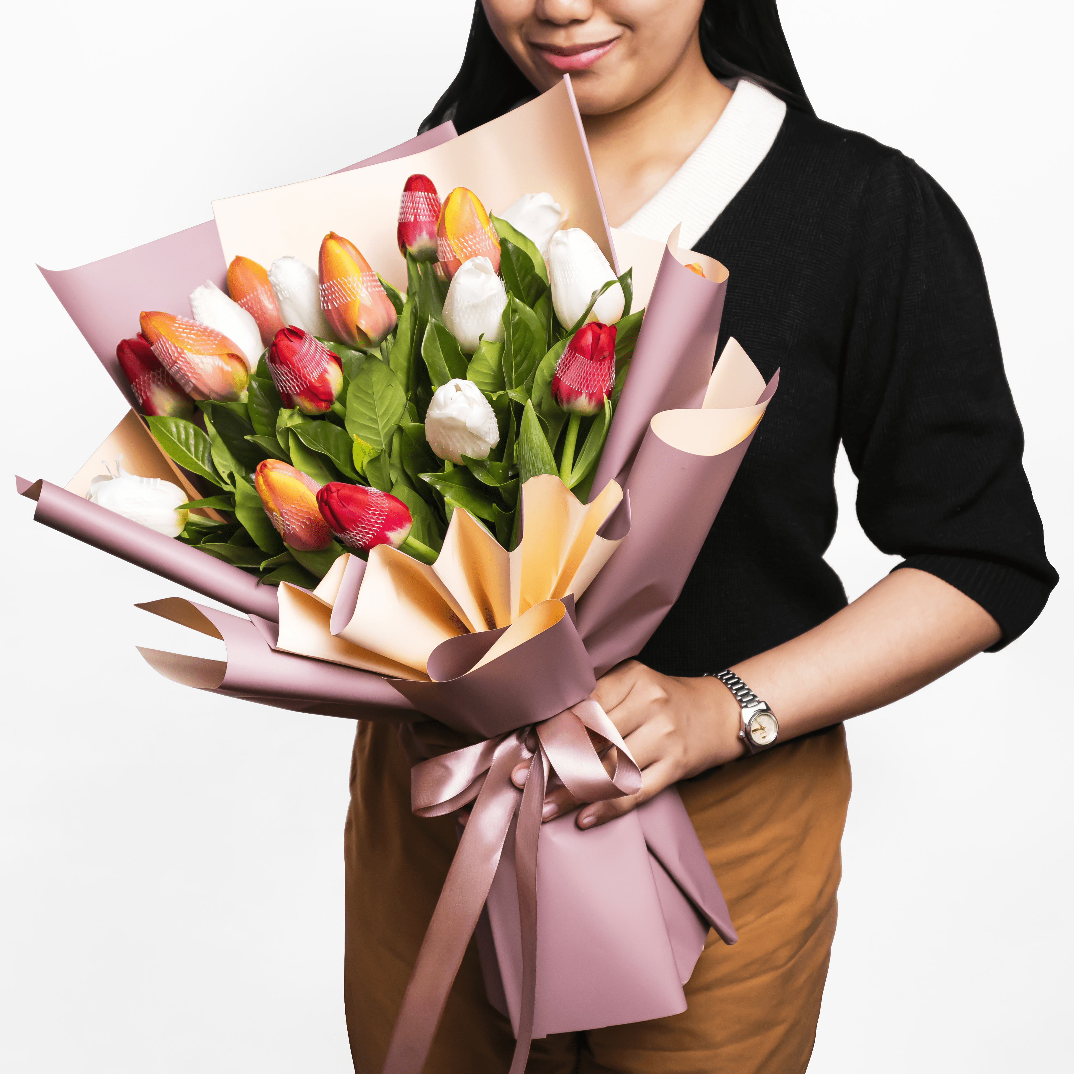 This bouquet consists of 7 white tulips, 7 red tulips, and 6 red-orange tulips.