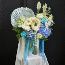 luxury blue-and-white fresh floral bucket featuring an impressive banknote fan and a handcrafted fresh jasmine garland