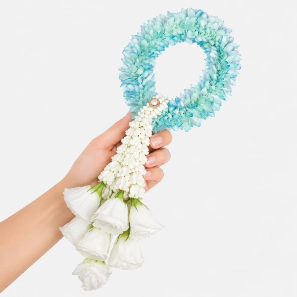 Blue and white floral garland with jasmine buds and white roses, decorated with a pearl embellishment.