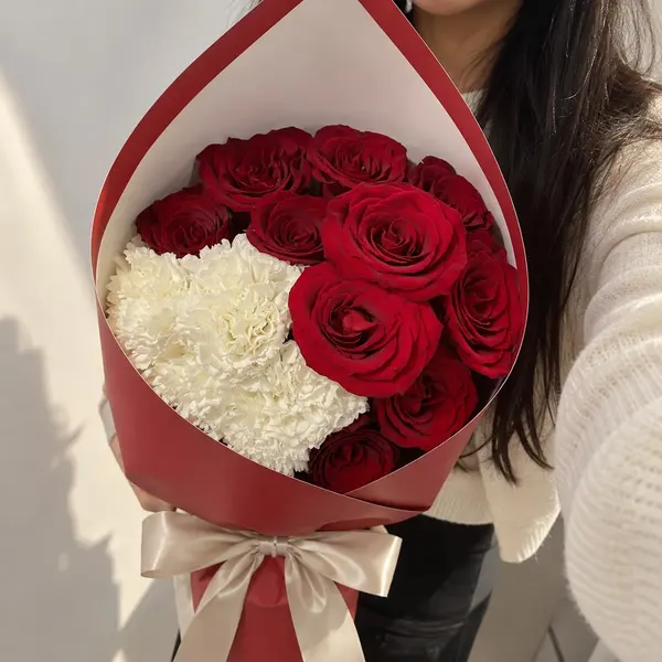 Red Moon bouquet held by a woman