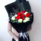 B&oacute; hoa hồng đỏ v&agrave; trắng sang trọng được g&oacute;i bằng giấy đen, thắt nơ x&aacute;m.
