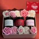Gift box with 3 scented candles (Clean Cotton, Pure Lotus, Lychee Rose) and floral decorations.