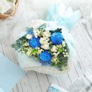 Blue and white flower bouquet with roses and chrysanthemums.