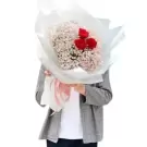 Bó hoa Love Me Tender: 3 hoa hồng đỏ và hoa baby trắng, gói trong giấy trắng, buộc ruy băng hồng.