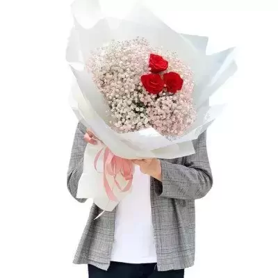 Bó hoa Love Me Tender: 3 hoa hồng đỏ và hoa baby trắng, gói trong giấy trắng, buộc ruy băng hồng.