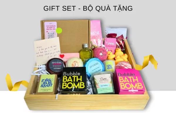 Gift set with bath bombs, rubber ducks, and a handwritten note in a wooden box.