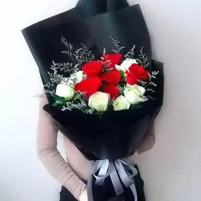 B&oacute; hoa hồng đỏ v&agrave; trắng sang trọng được g&oacute;i bằng giấy đen, thắt nơ x&aacute;m.