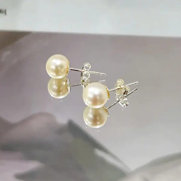White Akoya Pearl Earrings 1