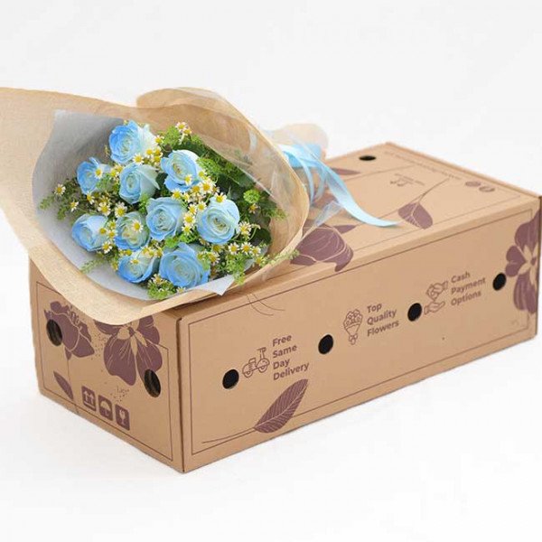 Bouquet of blue roses and daisies in a cardboard box.