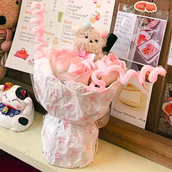 Plush & Posy: a bouquet with teddy bears and pink roses, next to a Maneki-neko cat figurine.
